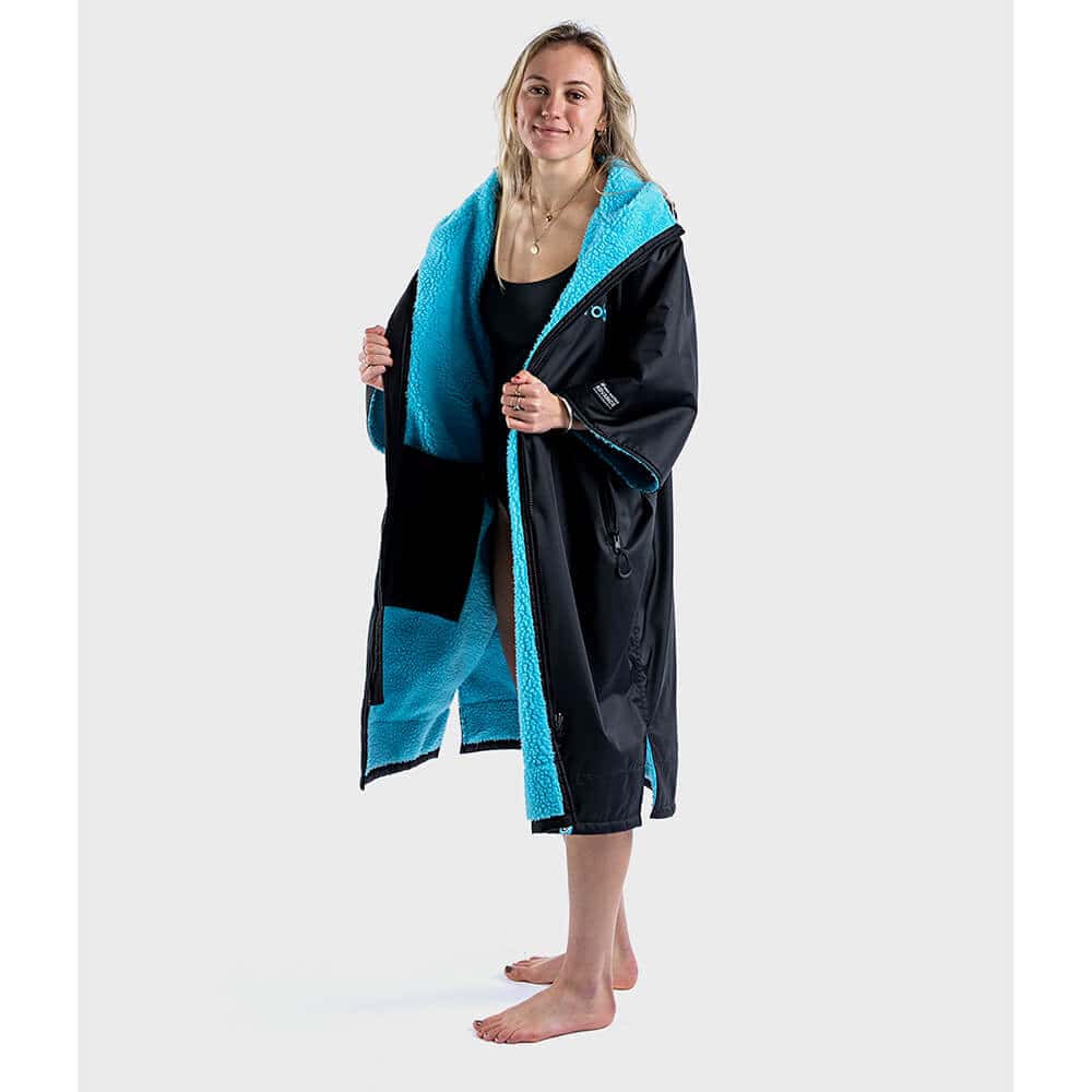 Dryrobe Advance Short sleeve Black Blue Worn