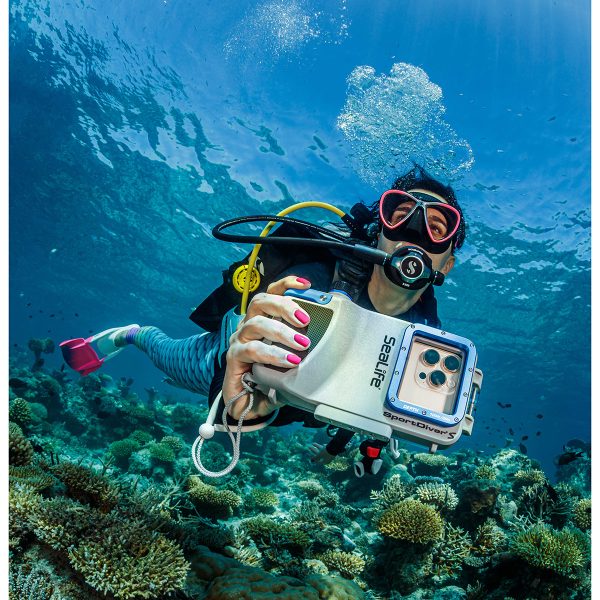 sealife sportdiver s smartphone housing in use diving