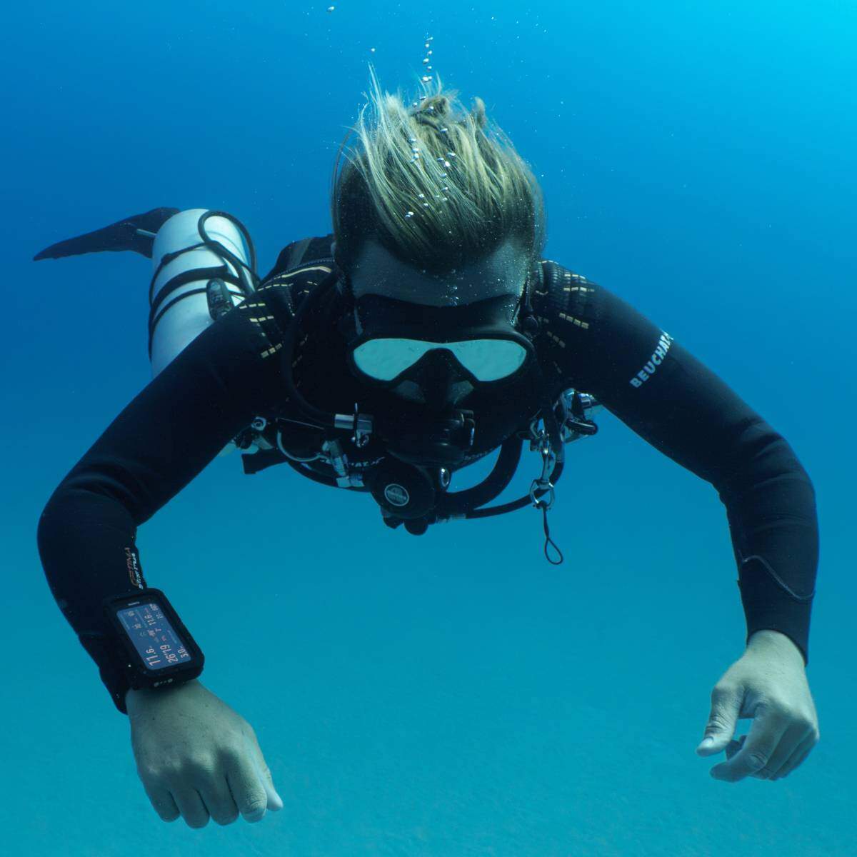 suunto nautic black dive computer underwater lifestyle image